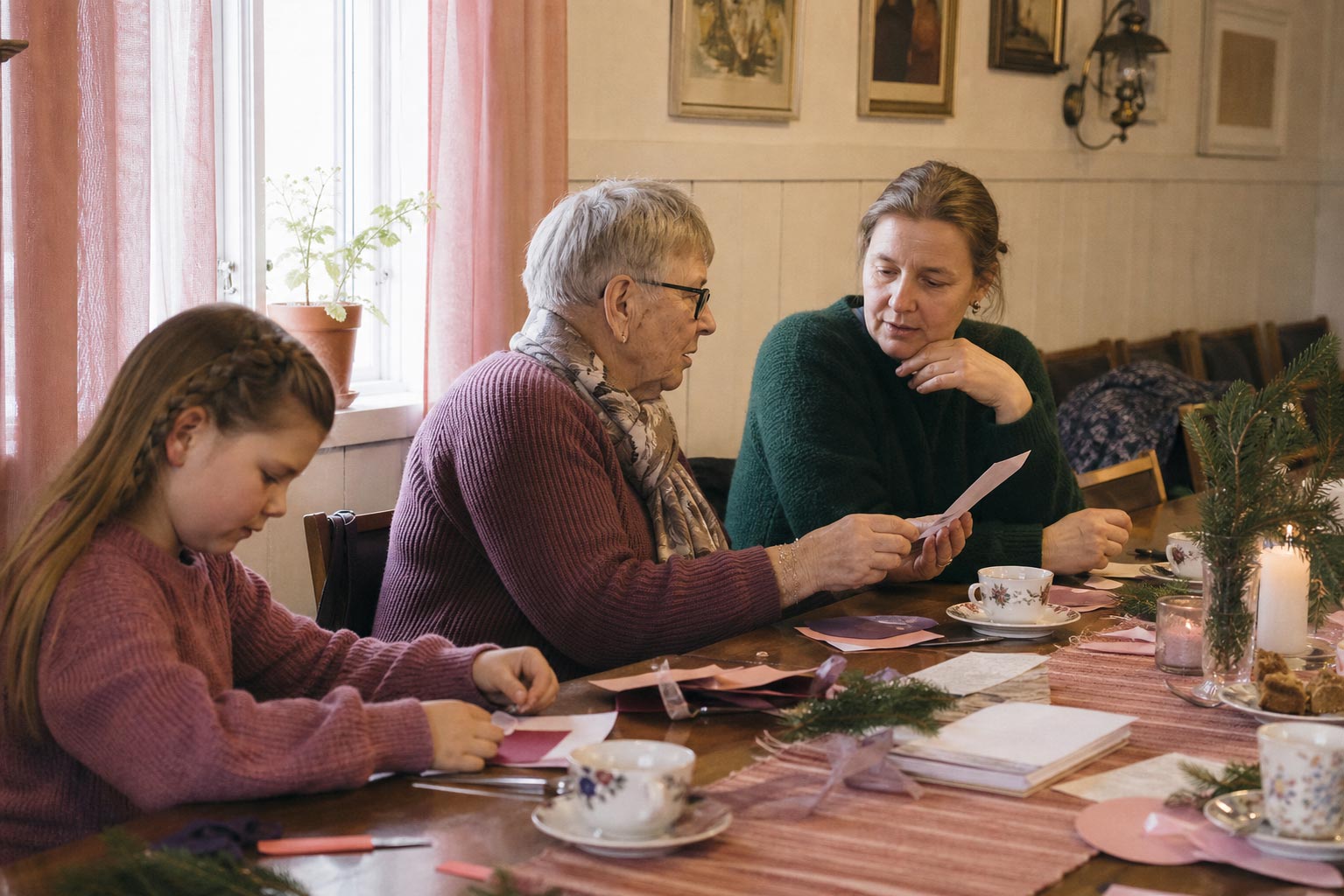 Flere generasjoner samlet rundt bordet i et foreningslokale