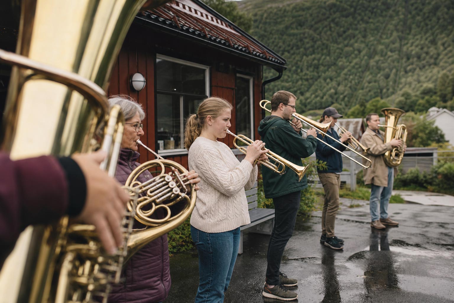 Et lokalt korps øver utendørs